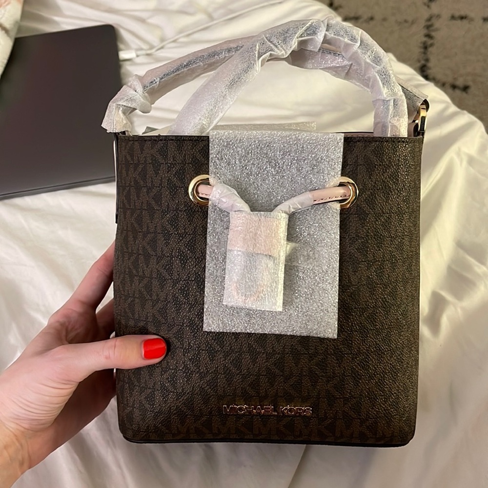 Michaels Kors Suri Powder Blush Bucket Body Bag